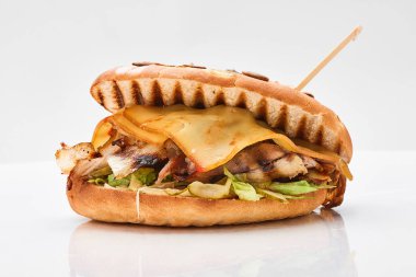 Beyaz arka planda kebap sandviçi yakın plan