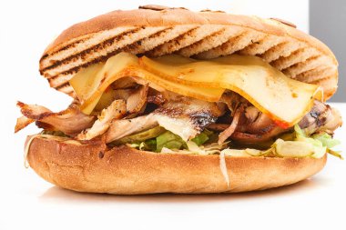 Beyaz arka planda kebap sandviçi yakın plan