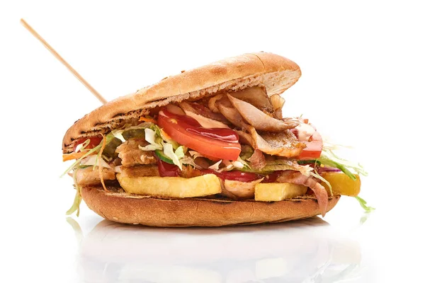 Gros plan de Kebab Sandwich sur fond blanc — Photo