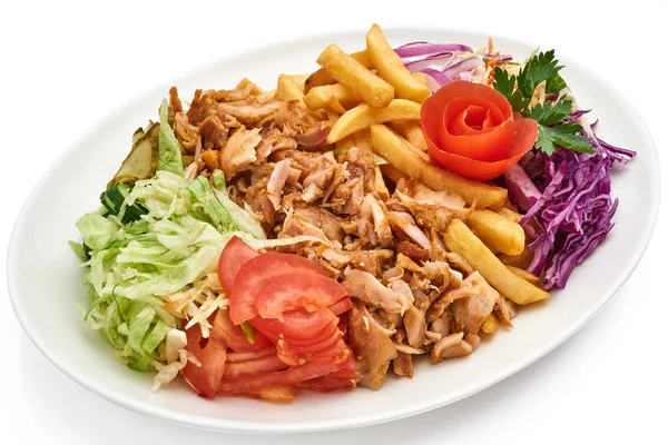 Кебаб Донер на тарелке с картошкой фри и салатом — стоковое фото