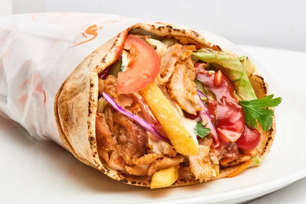 Shawarma beyaz zemin üzerine sos ile — Stok fotoğraf