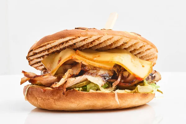 Beyaz arka planda kebap sandviçi yakın plan