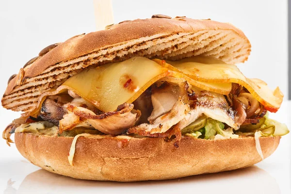 Beyaz arka planda kebap sandviçi yakın plan