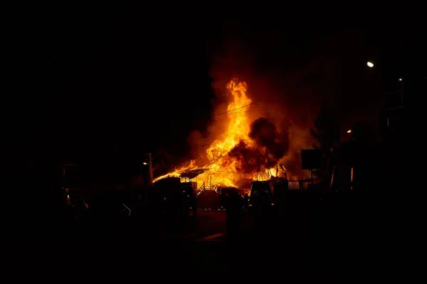 Burning house in arieseni romania — Stock Photo, Image