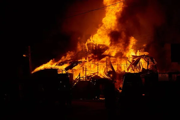 Casa em chamas em arieseni romania — Fotografia de Stock