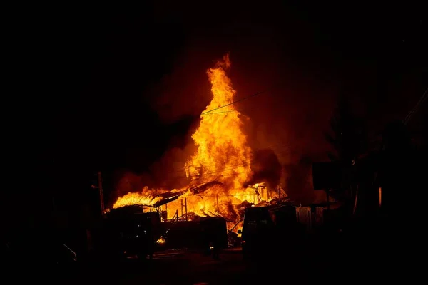 Brennendes Haus in arieseni Rumänien — Stockfoto