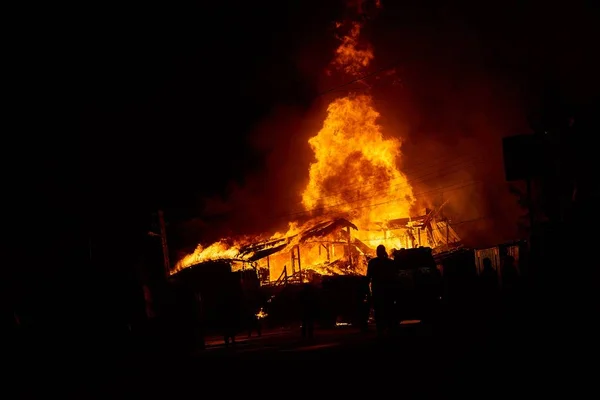 Maison en flammes à arieseni Roumanie — Photo