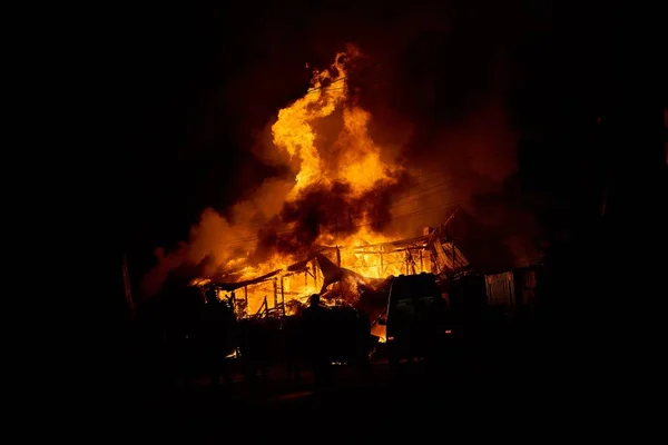 Brennendes Haus in arieseni Rumänien — Stockfoto