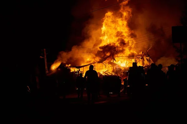 Bruciando casa in arieseni romania — Foto Stock