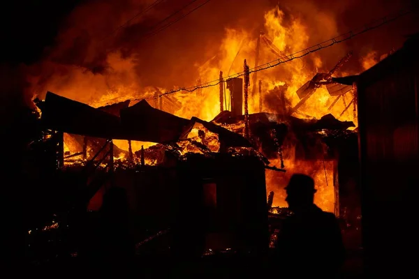 アレーゼニ・ロマーニアの燃える家 — ストック写真