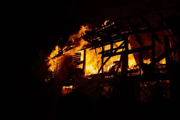 Brennendes Haus in arieseni Rumänien — Stockfoto