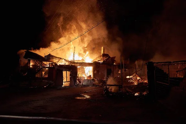 Brennendes Haus in arieseni Rumänien — Stockfoto