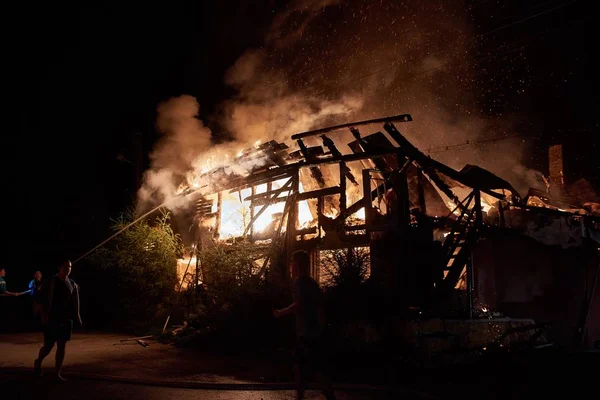 Casa em chamas em arieseni romania — Fotografia de Stock