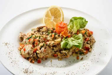 ot ve plaka üzerinde limon ile domuz beyin