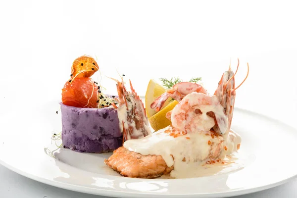 Filetto di salmone con salsa di champagne e patate viola — Foto Stock