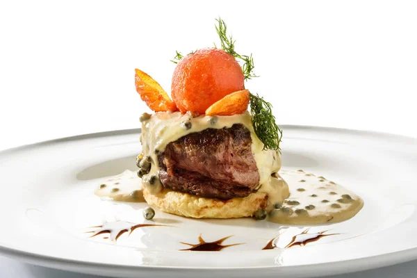 Filett mignon con salsa bearnaise, fagiolini, peperone rosso, semi di sesamo e rosmarino . — Foto Stock