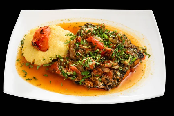 Соленая рыба с томатным и овощным соусом — стоковое фото