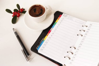 kahve ve beyaz masa üzerine günlüğü