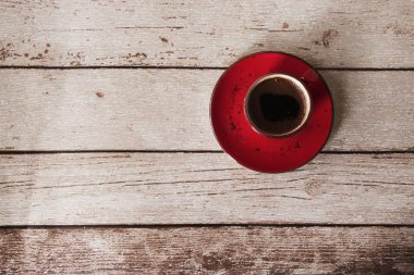 Tahta masada bir fincan kahve.