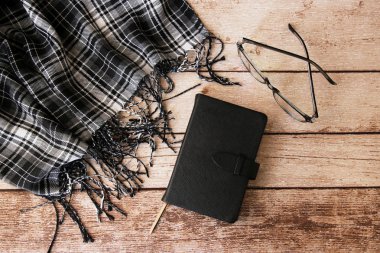 siyah günlüğü ve eşarp ahşap tablo