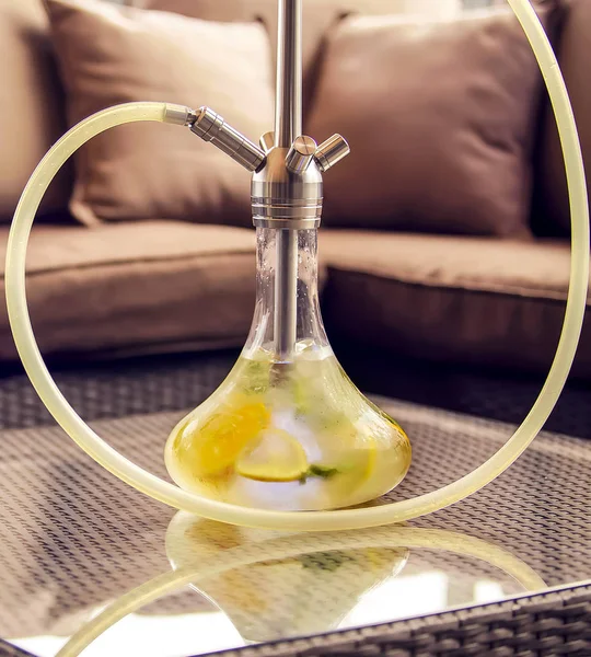 Hookah with cocktail in vase — Stock Photo, Image