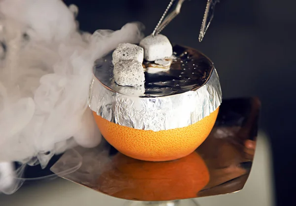 Hookah com tigela de laranja e carvão de narguilé — Fotografia de Stock