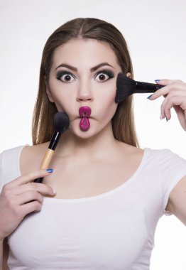kız makyaj fırçası ile