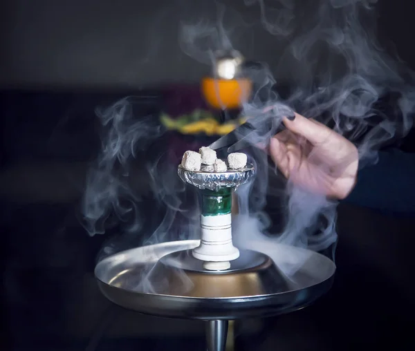 Wasserpfeifenkohle mit Rauch — Stockfoto