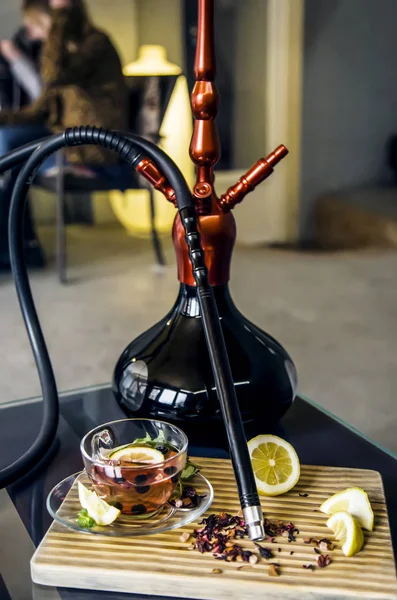 Cerimônia de hookah e chá com limão e hortelã — Fotografia de Stock