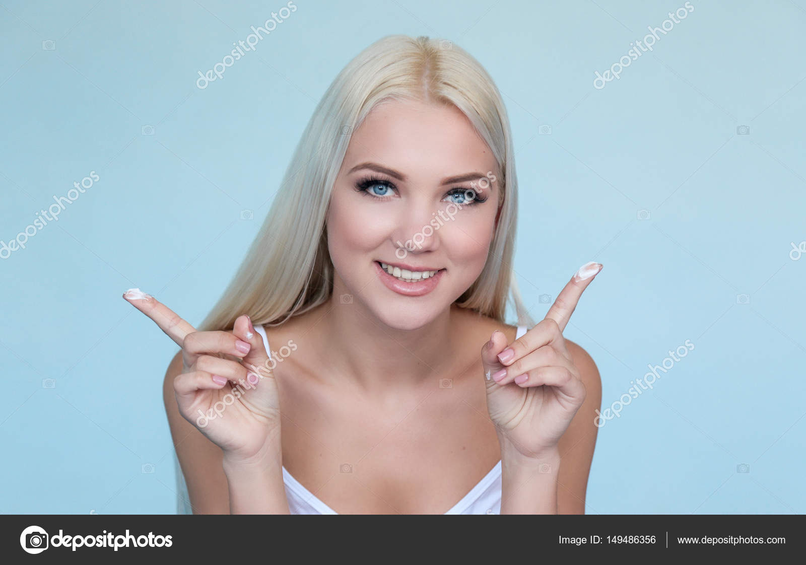 Schöne blonde Mädchen oder Frau schmieren und weiße Creme Schöne blonde Mädchen oder Frau schmieren und weiße Creme