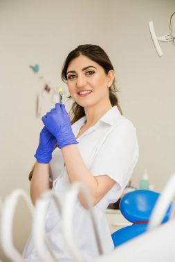 Dişçi anestezik alıyorum şırınga ile mavi eldiven