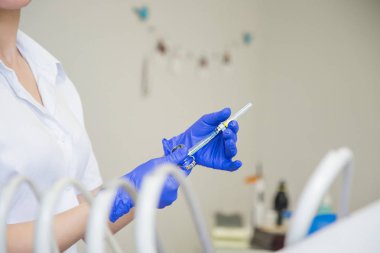 Dişçi anestezik alıyorum şırınga ile mavi eldiven