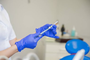 Dişçi anestezik alıyorum şırınga ile mavi eldiven