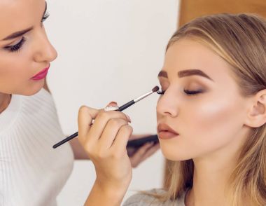 Yeni tarz ile güzel bir model yapmak için profesyonel makyaj sanatçısı