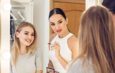 Yeni tarz ile güzel bir model yapmak için profesyonel makyaj sanatçısı