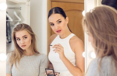 Yeni tarz ile güzel bir model yapmak için profesyonel makyaj sanatçısı