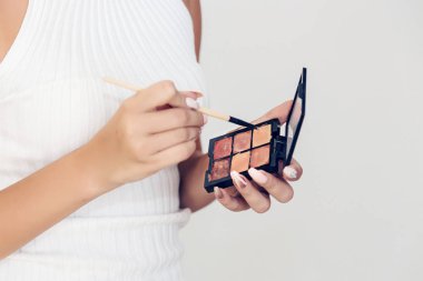 Yeni stil yapmak için profesyonel makyaj sanatçısı 