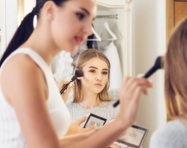 Yeni tarz ile güzel bir model yapmak için profesyonel makyaj sanatçısı