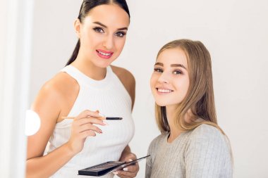 Yeni tarz ile güzel bir model yapmak için profesyonel makyaj sanatçısı