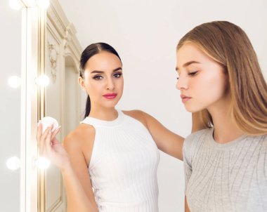 Yeni tarz ile güzel bir model yapmak için profesyonel makyaj sanatçısı