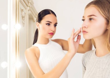 Yeni tarz ile güzel bir model yapmak için profesyonel makyaj sanatçısı