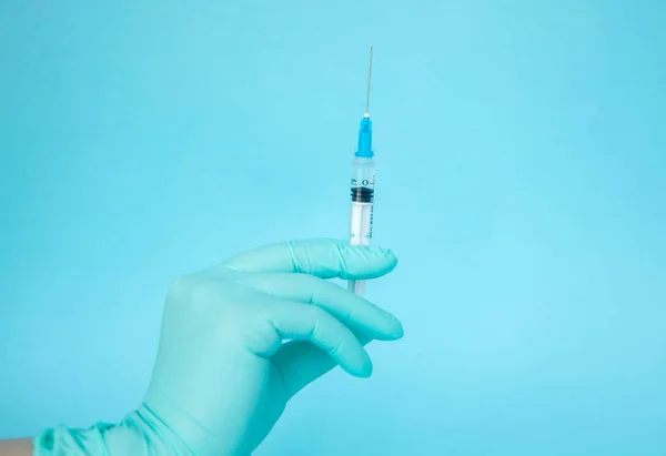 Doctor Holds Syringe Injection Medication Medical Worker Blue Gloves Vaccine — Stock Photo, Image