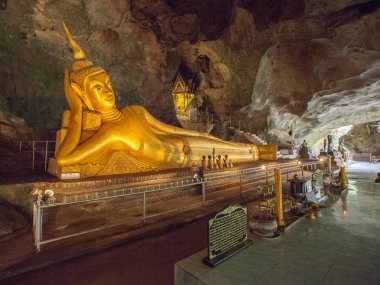 Bir mağarada, Tayland Budist tapınağı