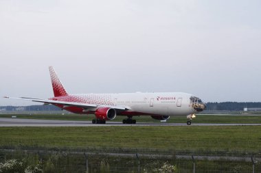 Bir yolcu uçağı iniş