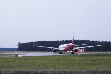 Bir yolcu uçağı iniş