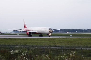 Bir yolcu uçağı iniş