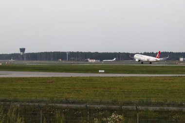 Bir yolcu uçağı iniş