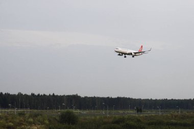 Bir yolcu uçağı iniş
