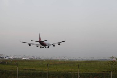 Bir yolcu uçağı iniş