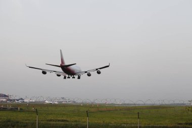 Bir yolcu uçağı iniş